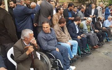 عکس/ انتظار حامیان قالیباف در مقابل وزارت کشور