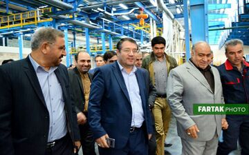 بازدید وزیر صمت و استاندار کرمانشاه از قوطی‌سازی زمزم به روایت تصویر