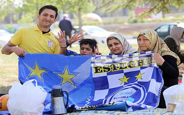 حضور تعدادی از خانواده های هوادار آبی پوشان در اطراف ورزشگاه آزادی