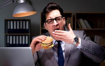 چرا خوردن غذا در اواخر شب منجر به افزایش وزن و دیابت می‌شود؟