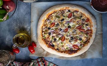 طرز تهیه پیتزا یونانی| با این دستور حتما خوشمزه میشه!