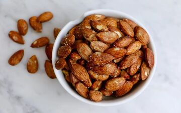 طرز تهیه بادام شور بو داده؛ میان‌وعده‌ای خوشمزه به سبک بازاری