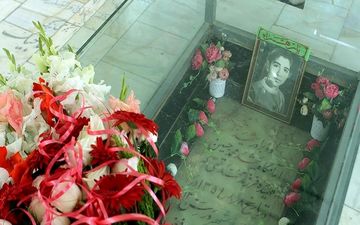 ادای احترام وزیر آموزش و پرورش به مقام دانش‌آموز شهید