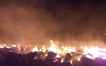 حریق انبار بزرگ مقوا در جاده مخصوص کرج
