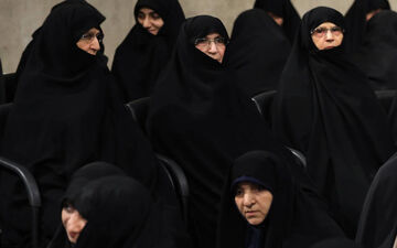 عکس/ حضور دختران امام خمینی(ره) در مراسم تنفیذ