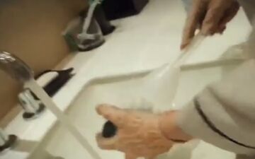 اقدام مشمئزکننده خدمتکار یک هتل! + عکس