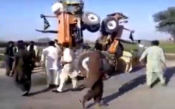 تفریح عجیب کشاورزان پاکستانی