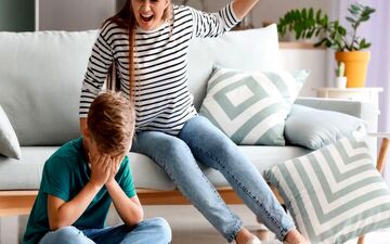 والدین سخت گیر چه آسیبی به سلامت روان کودکان می زنند؟

