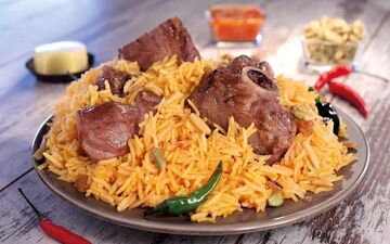 مندی گوشت رستورانی؛ طرز تهیه چلو گوشت عربی با عطر زعفران و ادویه‌های شرقی