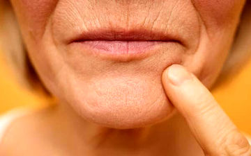 چرا لب‌‌ها با زیاد شدن سن نازک‌تر می‌شوند؟ راه‌حل آن چیست؟