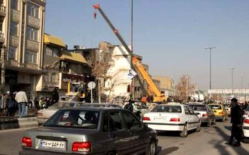باقیمانده وسایل منزل ساختمان تخریب شده در ورامین ازمحل حادثه خارج شد