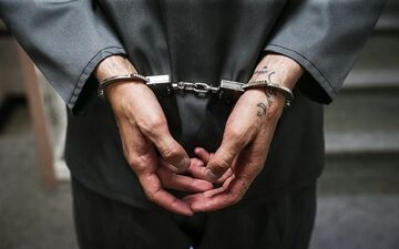 چاقوکشی شرور سابقه‌دار به روی پدر و مادر! 