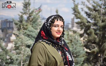 ترانه‌هایی با طعم طنز و تأمل» | گفت‌وگو با رومینا ایران‌پناه آزاد، ترانه‌سرای نمایش «ریش فیدل، غبغب مرکل