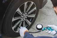 خطرات ناشی از کم‌کردن باد لاستیک گرم خودرو
