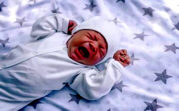 دلیل نوزاد بغلی، تازه مادر شده ها حتما بخوانند
