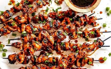 رازهای خوشمزه شدن چیکن یاکیتوری؛ طرز تهیه در تابه، فر و روی زغال