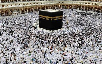 تصویر دیده نشده از رهبر انقلاب در لباس احرام +عکس