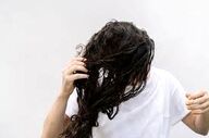 چرا نباید با موی خیس خوابید!