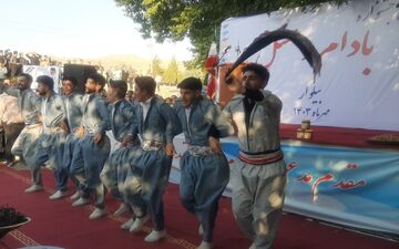 ویدیو | رقص کٌردی در جشنواره رنگارنگ عسل و بادام در دل طبیعت زیبای بیلوار
