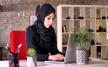اثر دورکاری بر روان زنان: مرز باریک میان راحتی و انزوا