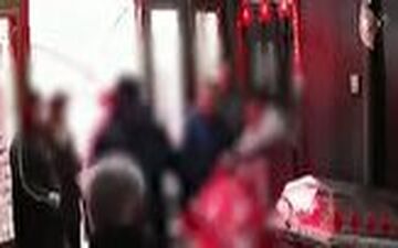 حمله خانواده متوفی به جسد پدر در داخل تابوت! 