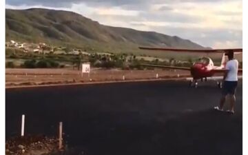 برخورد هواپیما با یک تماشاچی حین برخاستن! +فیلم 