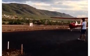 برخورد هواپیما با یک تماشاچی حین برخاستن! +فیلم 