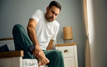 گرفتگی عضلات پا در شب؛ زنگ خطری برای بیماری‌های پنهان و خطرناک