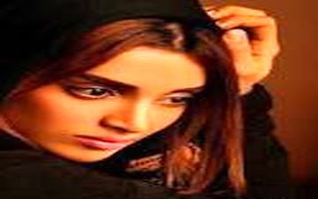 الهه حصاری در کنار اسطوره سینمای ایران