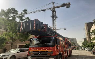 مهار سقوط دکل در خیابان انقلاب/ هشدار جدی به ساختمان‌های این چنین