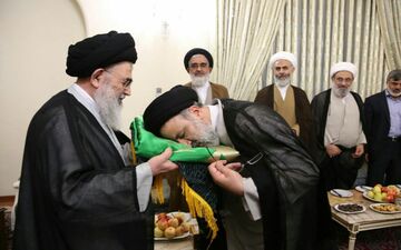 آیین اهداى پرچم آستان قدس رضوى به ٥٠٠ هیات مذهبی کشور و جهان اسلام +فیلم 