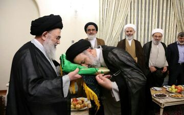 آیین اهداى پرچم آستان قدس رضوى به ٥٠٠ هیات مذهبی کشور و جهان اسلام +فیلم 