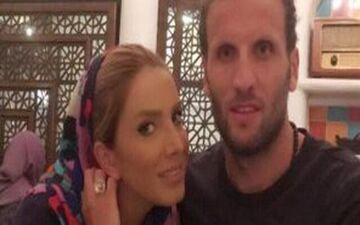 خوشگذرانی فوتبالیست مشهور و همسرش در کافه 
