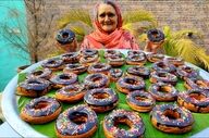 تهیه دونات شکلاتی توسط مادربزرگ هندی در روستا