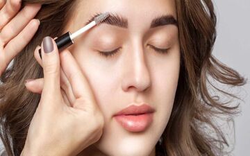 قابل توجه خانم های زیبا رو؛ اقتصادی فکر کن / ژل ابرو رو در خانه این طوری درست کن!