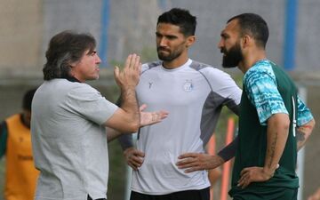 ساپینتو دست به دامن کاپیتان‌هایش شد