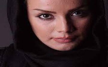 پوشش جالب بیتا بیگی در افتتاحیه یک نمایشگاه