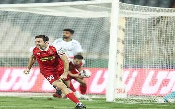 مدافع خارجی پرسپولیس برای توافق تازه به باشگاه رفت