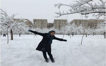 تیپ و ژست سارا بهارلو در هوای برفی