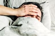 چرا بعد از خواب عصر، بی‌حوصله و عصبی بیدار می‌شویم؟