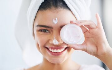 مراقبت از پوست در ۲۰ سالگی: چه کارهایی باید انجام دهید؟
