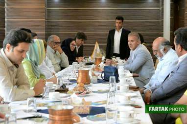 برگزاری نشست هم‌اندیشی تعدادی از مدیران  اقامتگاه‌های بوم‌گردی، آزانس‌های گردشگری کرمانشاه و اعضای شورای  ثبت جهانی اورمانات در هتل پارسیان