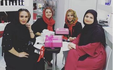 حجاب و میکاپ متفاوت بانوان هنرمند در نمایشگاه بین المللی محصولات زیبایی و آرایشی (عکس)