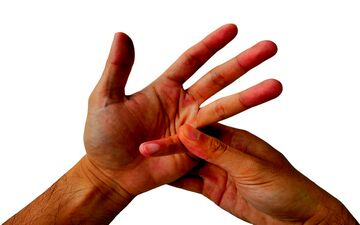 با شکستن قولنج دست ها به آرتروز مبتلا می شویم؟