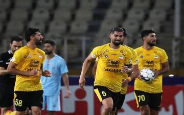ادامه یکه‌تازی سپاهان ۱۰ نفره با کامبک مقابل پیکان/ برد نوبرانه نساجی در شب اخراج ویسی 
