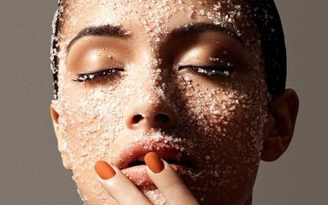 5 دستور آسان و سریع اسکراب خانگی با مواد طبیعی برای صورت