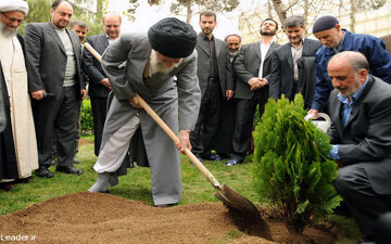 لباس ایرانی رهبر انقلاب در مراسم روز درختکاری امروز/عکس