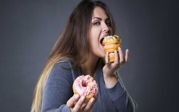 چرا هوس شیرینی می‌کنیم؟ | بررسی علت و نشانه‌های مهم