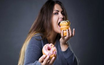 چرا هوس شیرینی می‌کنیم؟ | بررسی علت و نشانه‌های مهم