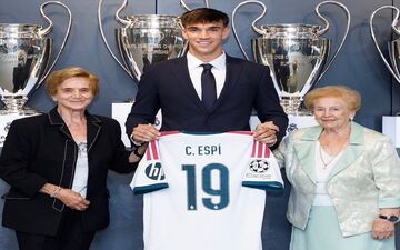 کارلوس اسپی در مراسم معارفه‌اش، در کنار مادربزرگ‌هایش